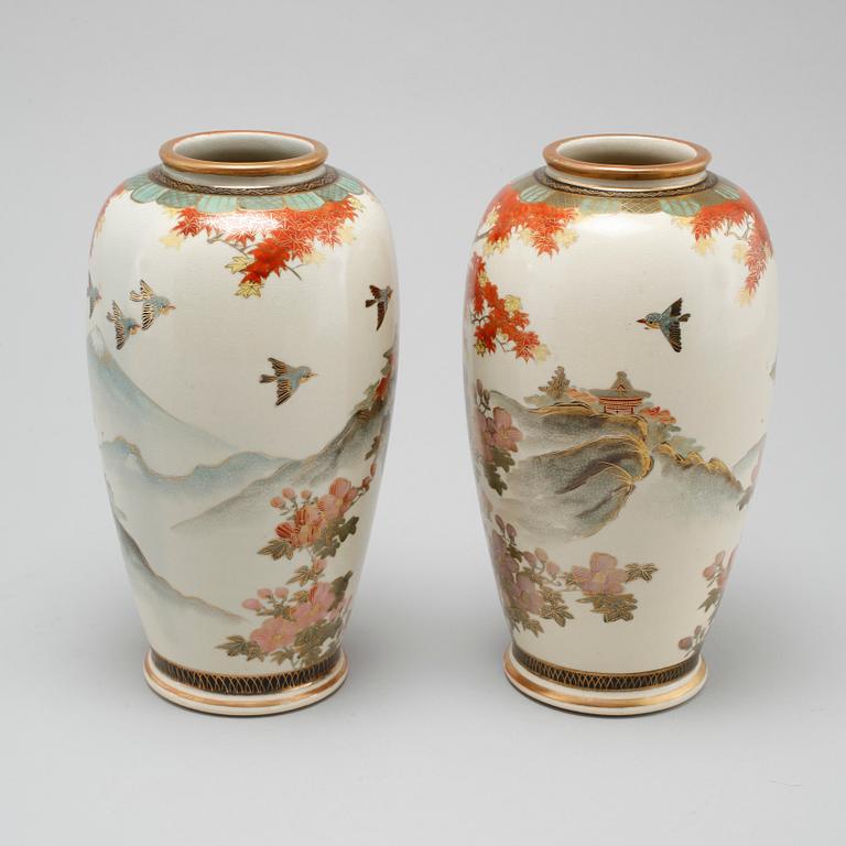 A pair of japanese vases, first half of the 20th century.