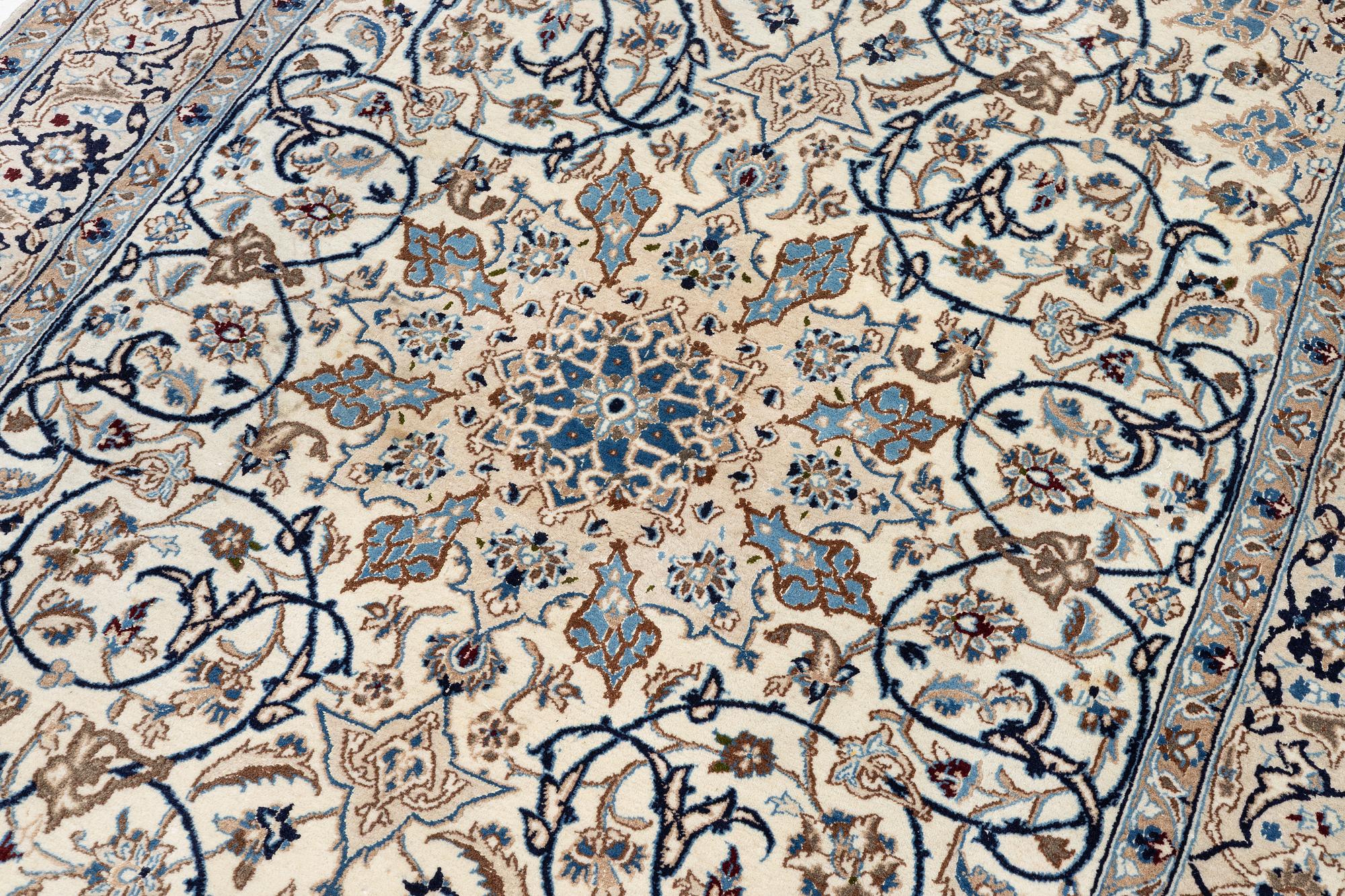 Carpet, Nain approx. 255 x 162 cm.