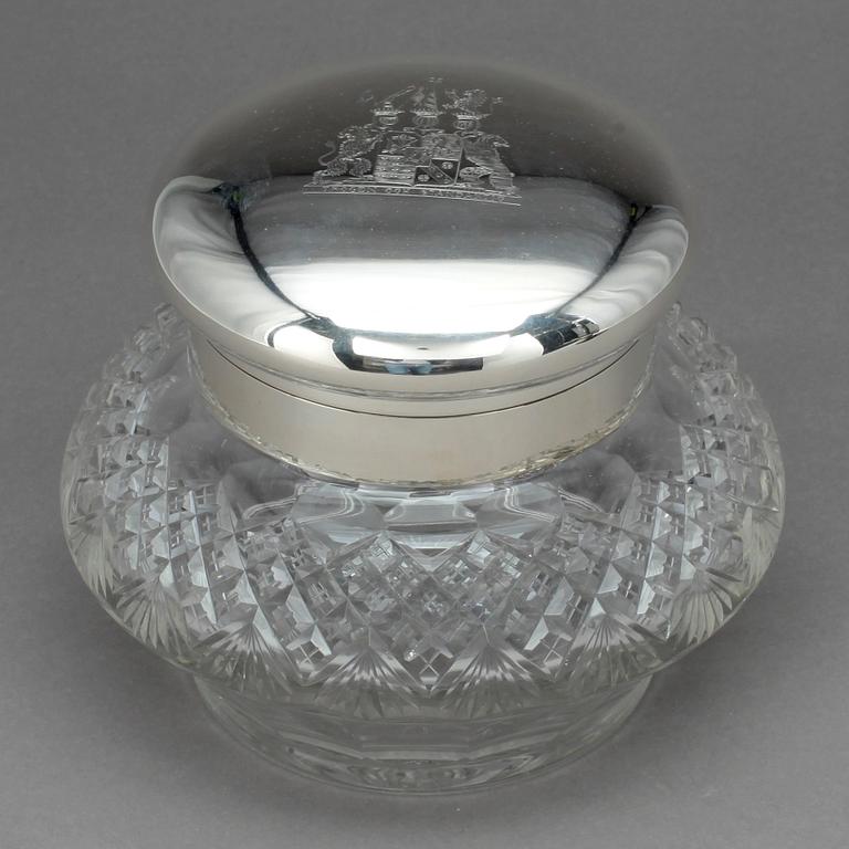 SKÅL med LOCK, slipad kristall och silver, Tyskland ca 1900. Tot vikt inklusive kristall 2140 gram.
