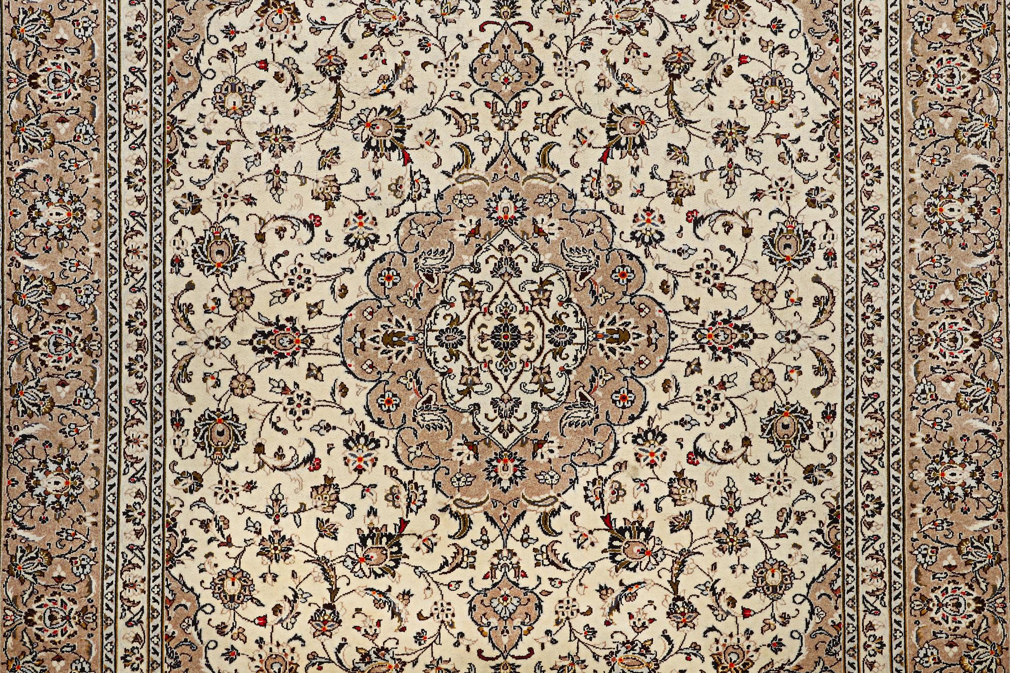 A carpet, Kashan, ca 341 x 240 cm.