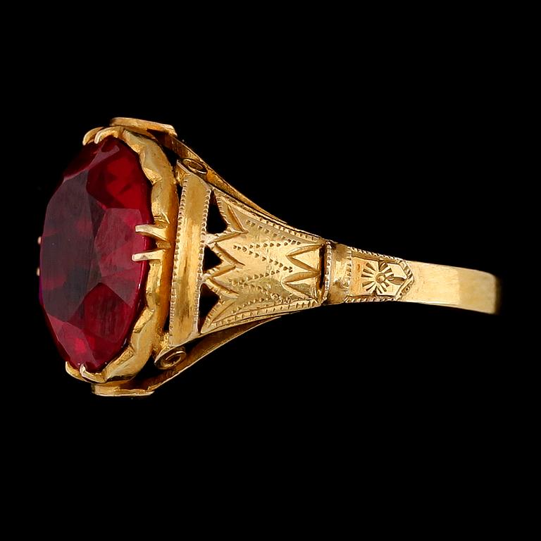 RING, 14K guld och röd sten. Total vikt ca 3 g.