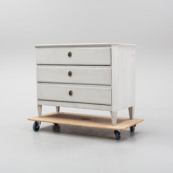 A painted Gustavian chest of drawers, circa 1800.