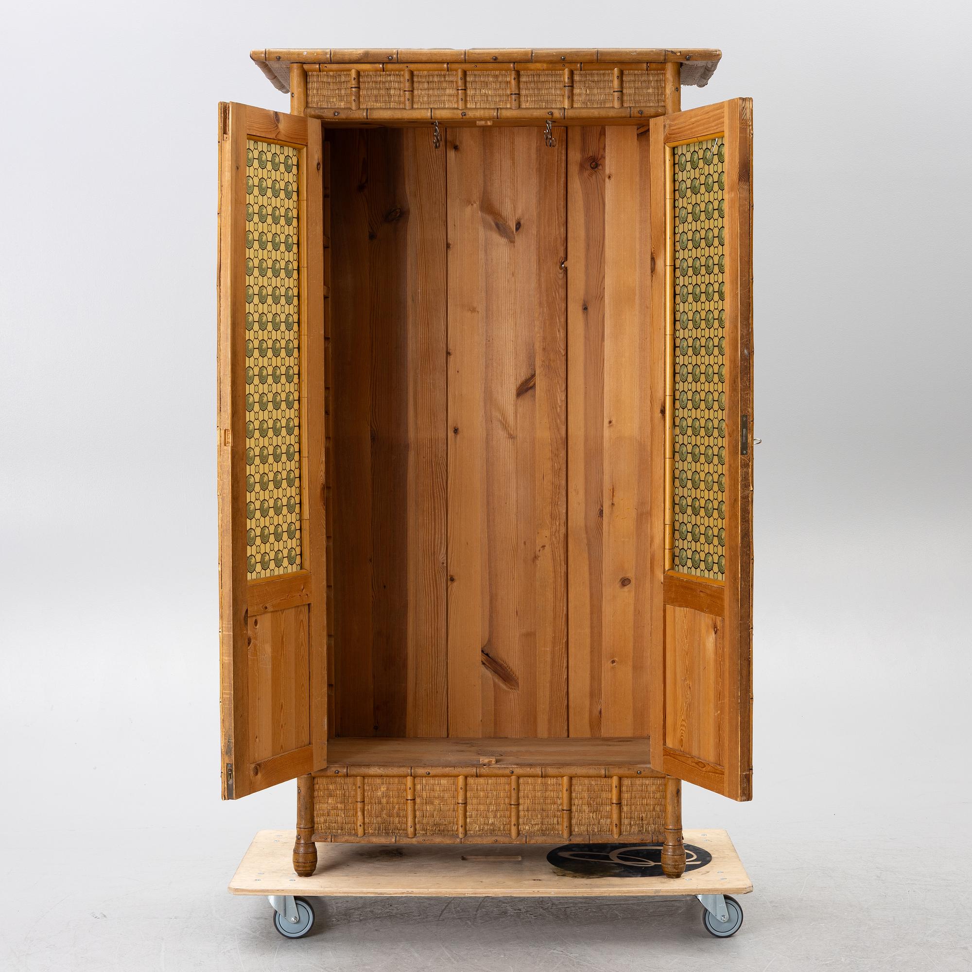 Klädskåp, omkring år 1900.