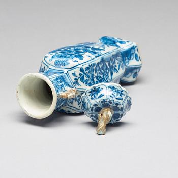 A blue and white vase with cover, Qing dynasty, Kangxi (1662-1722).