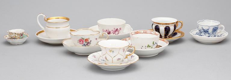 SAMLING KAFFEKOPPAR MED FAT, 8 st, Meissen resp Meissenliknande märken, 1700/1800-tal till tidigt 1900-tal.