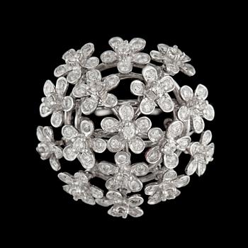 105. RING med briljantslipade diamanter totalt 1.29 ct i rörliga blommor.