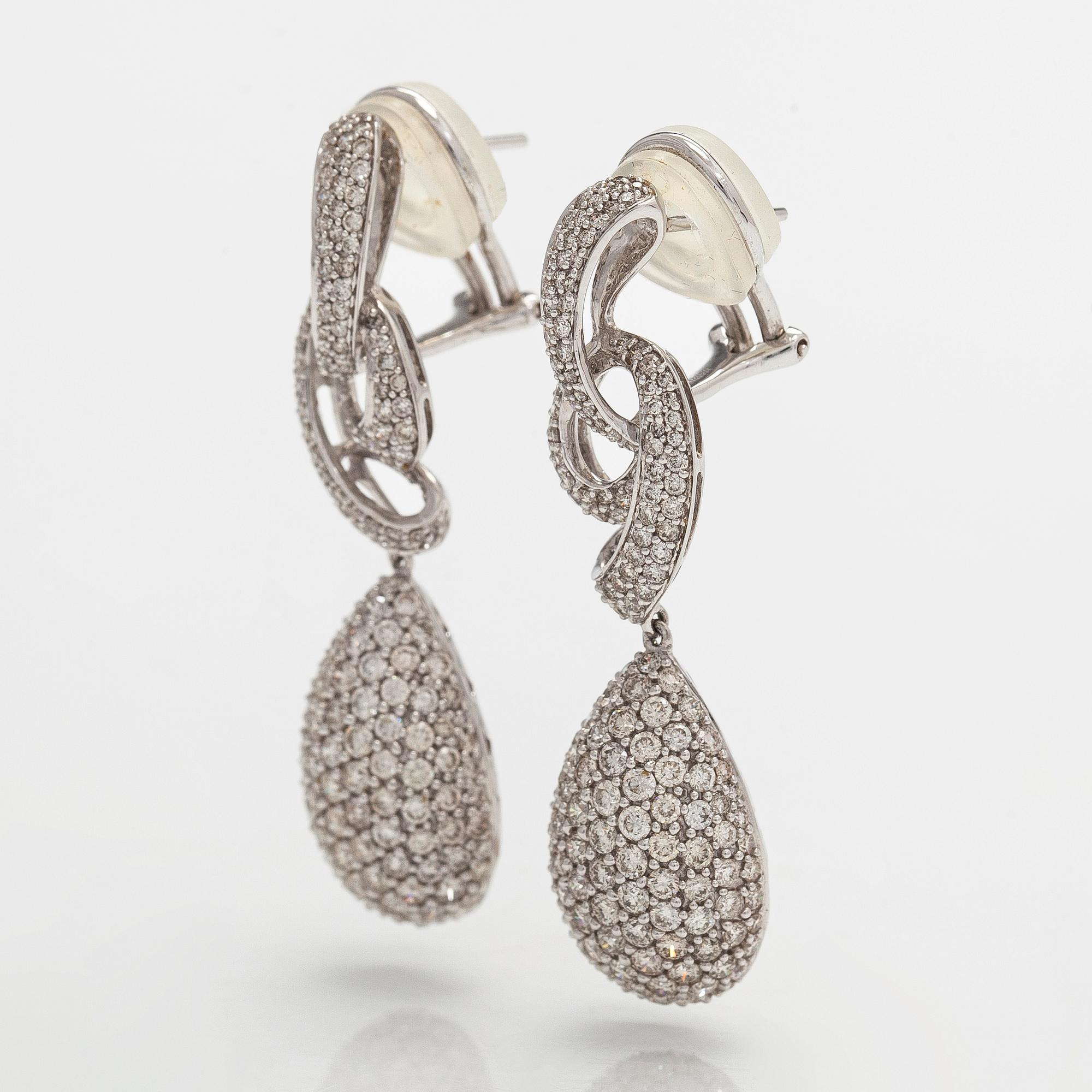 Korvakorut, 18K valkokultaa ja briljanttihiottuja timantteja.