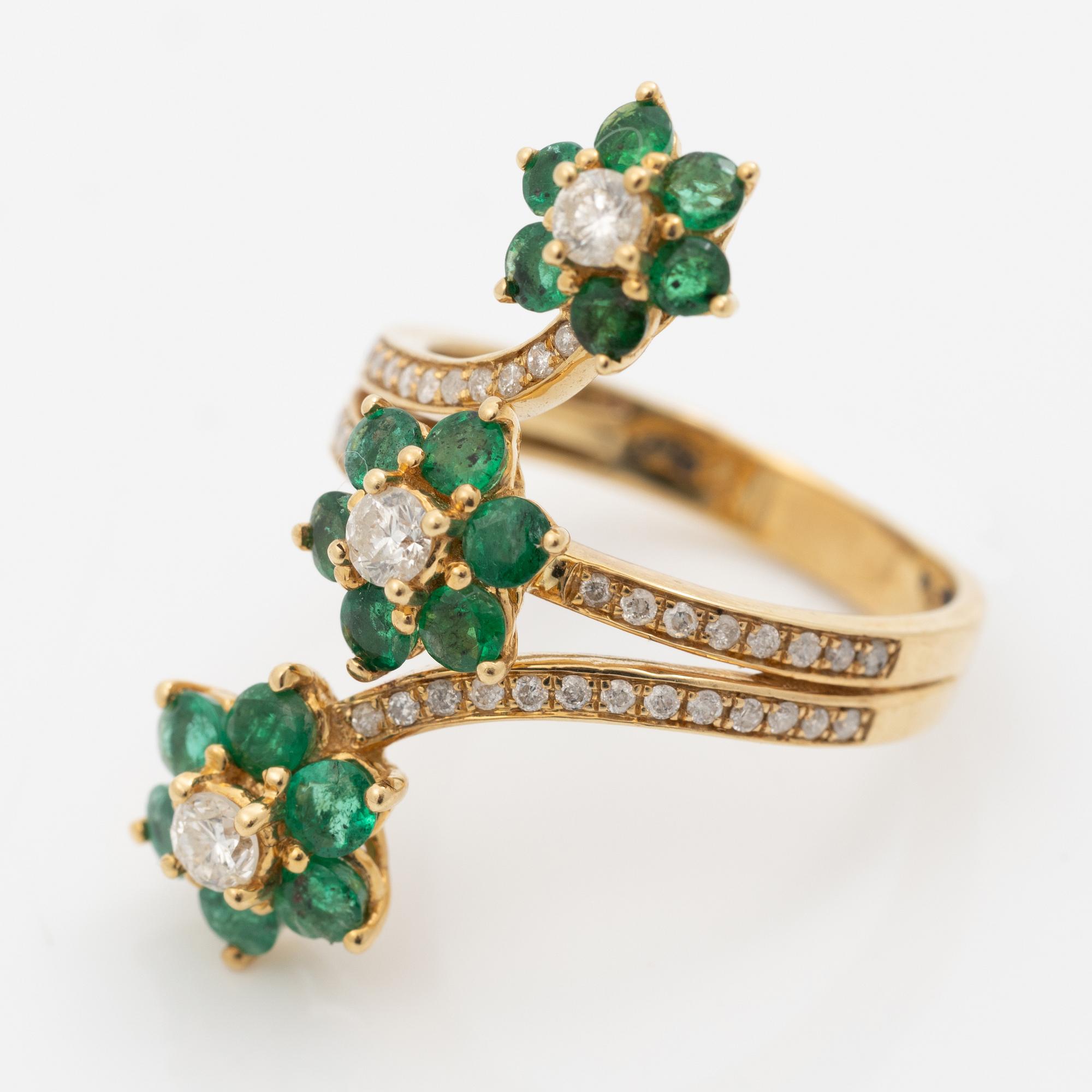 Ring, 18K gold with emeralds and brilliant-cut diamonds.