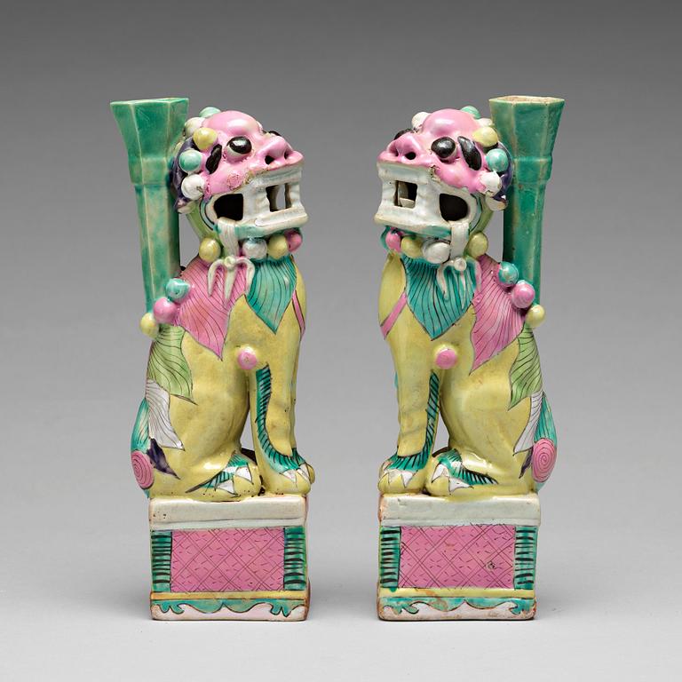 RÖKELSEHÅLLARE, ett par, porslin. Qingdynastin, omkring 1800.