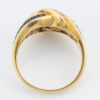 Ring, 18K guld med safirer och små briljantslipade diamanter.