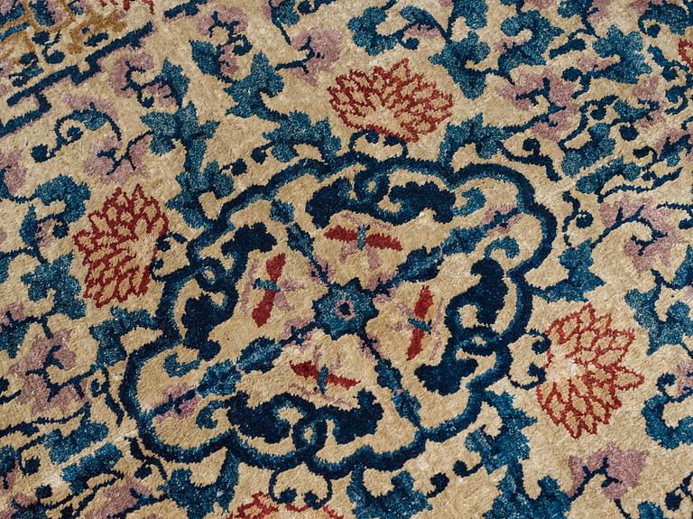 A RUG, an antique Chinese/Khotan, ca 164,5 x 105,5 cm.