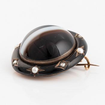 A banded agate brooch set with rose-cut diamonds and pearls.