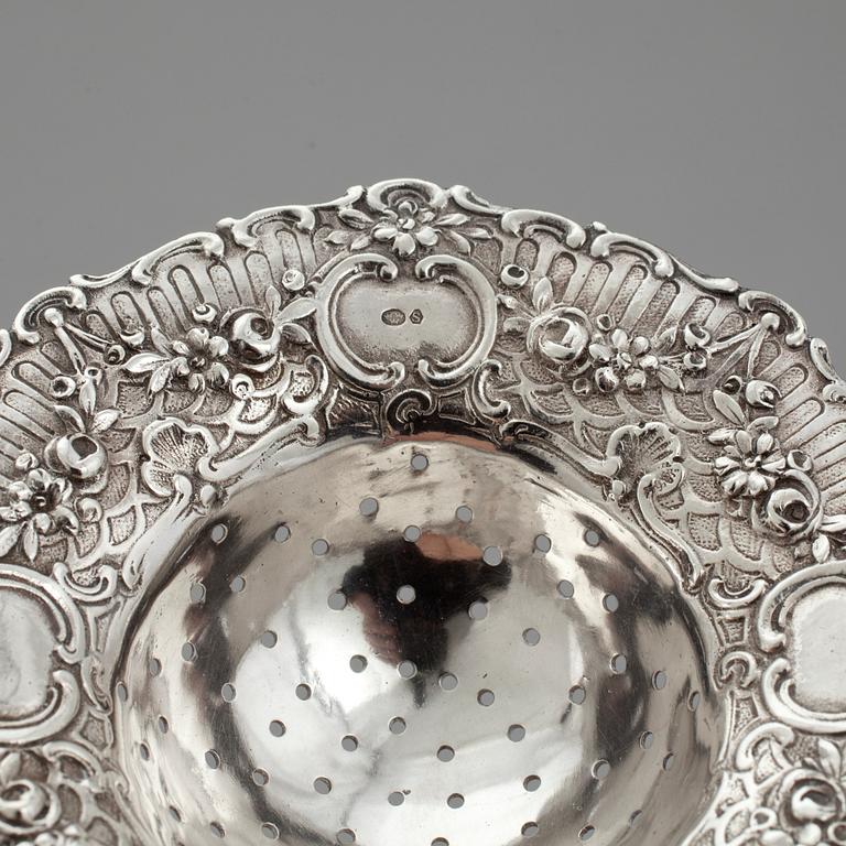 TESIL MED STÄLL, silver, svenska importstämplar, 1800-talets slut. Total vikt 147 g.