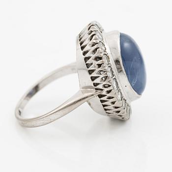 Ring, cocktailring 18K vitguld med cabochonslipad safir och briljantslipade diamanter.