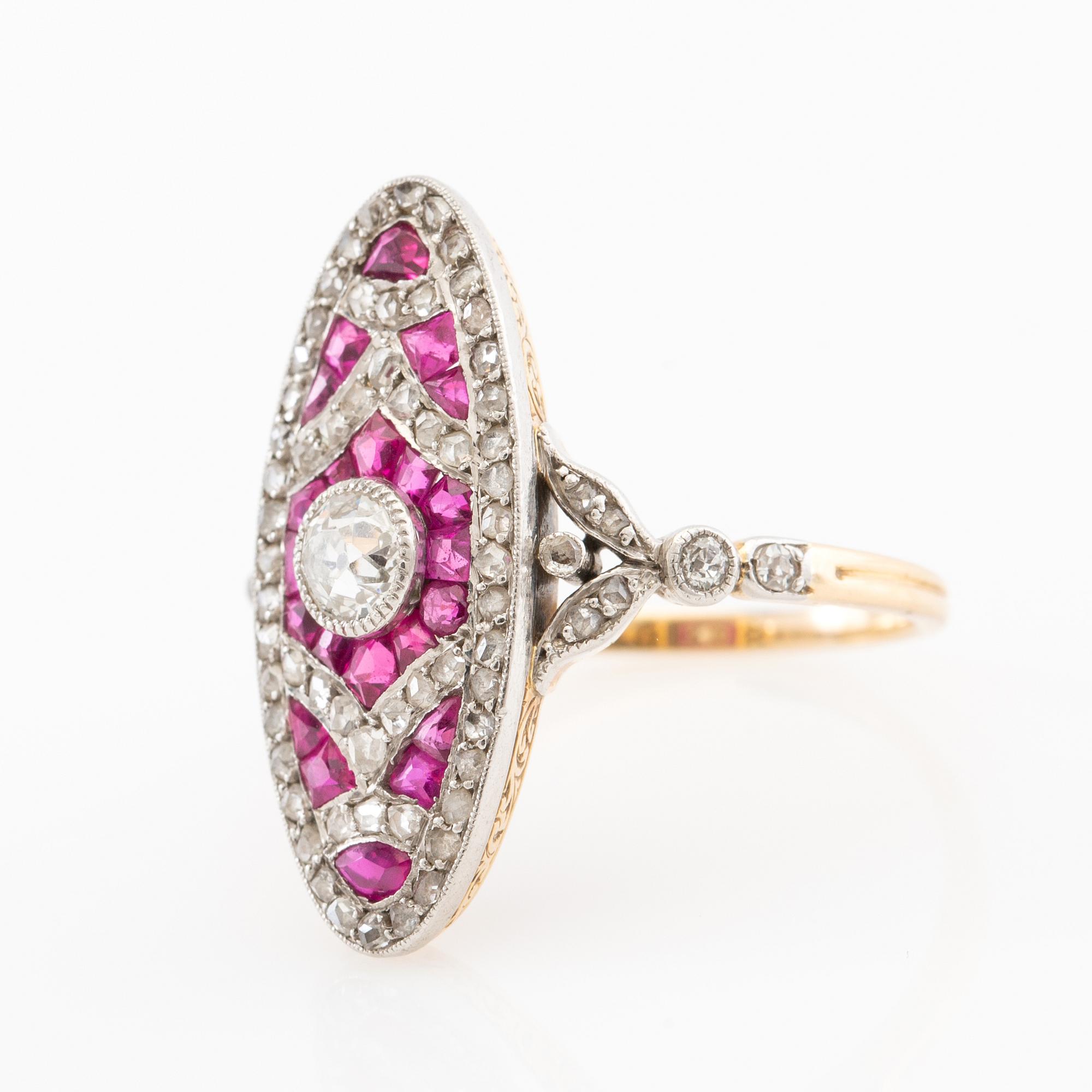 Art Deco ring of 18K gold and platinum with diamonds and synthetic rubies.