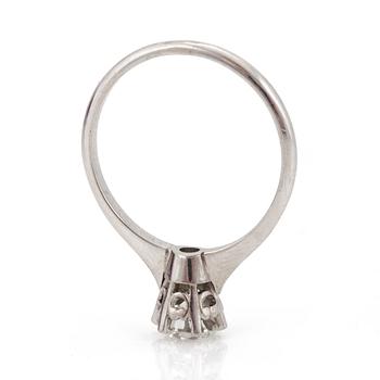 A ring set with a round, brilliant-cut diamond.