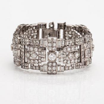 An art deco style platinum bracelet with diamonds ca. 17.85 ct in total.