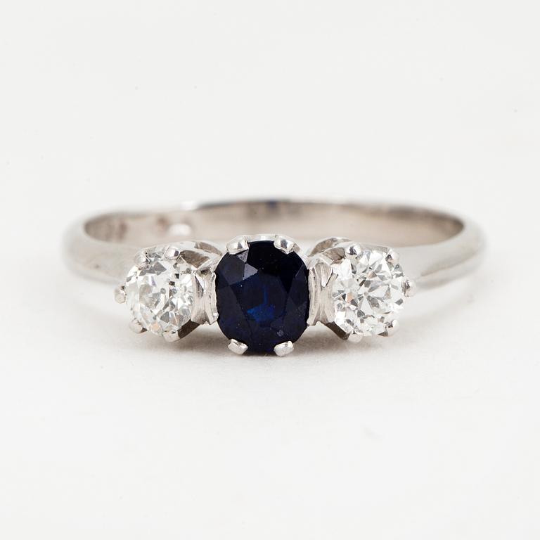 RING, platina, med gammalslipade diamanter och fasettslipad safir ca 0.55 ct.