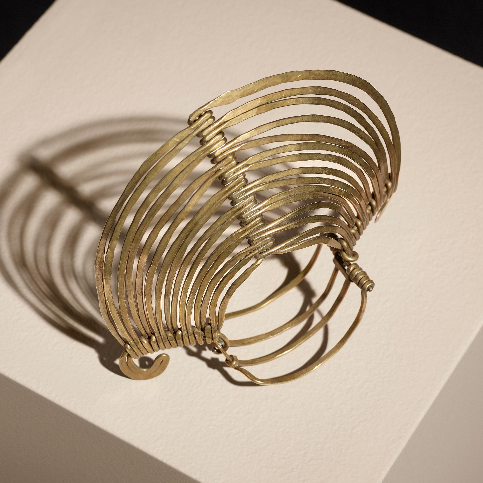ALEXANDER CALDER, RANNEKORU, messinkiä, 1930-luku.