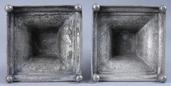 LJUSSTAKAR, ett par, tenn, 1798. Otydl mästarstämplar, troligen Vimmerby.