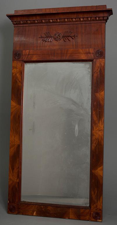 SPEGEL MED KONSOLBORD,  mahognyfanerad, Ryssland omkring 1830.