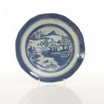 Tallrikar, 19 stycken, kompaniporslin, Kina, Qingdynastin, 1800-tal.