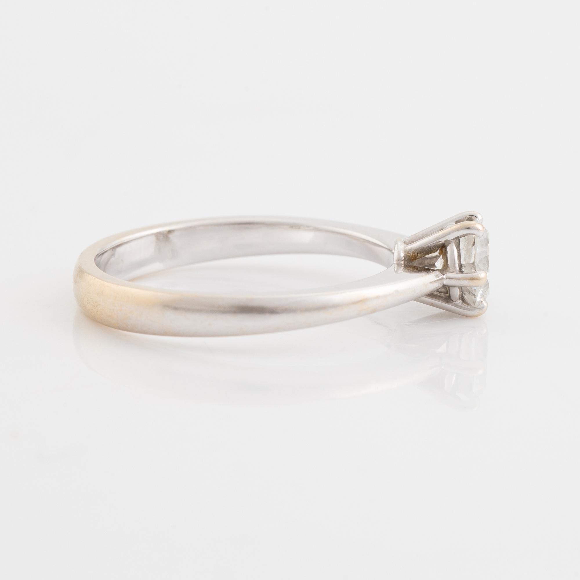 Ring, solitaire ring with brilliant-cut diamond.