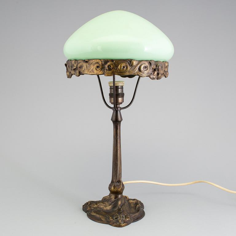 AN ART NOUVEAU BRONZE TABLE LAMP, ca 1900.