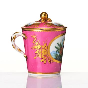 Trembleuse med kopp och lock, mjukt porslin. Frankrike, "Sèvres", 1800-tal.