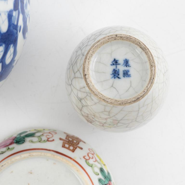 A Chinese porcelain box with cover, a miniature vase and a blue and white jar, 19th/20th century.