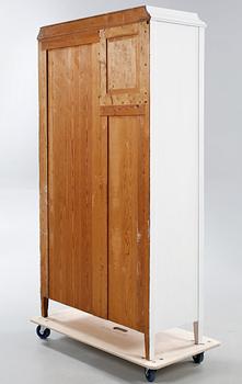 KLÄDSKÅP, jugend, 1900-talets början.