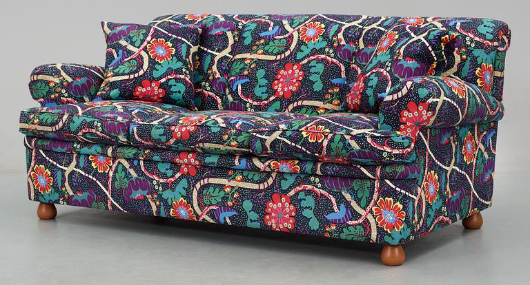 A Josef Frank sofa by Svenskt Tenn, model 703.