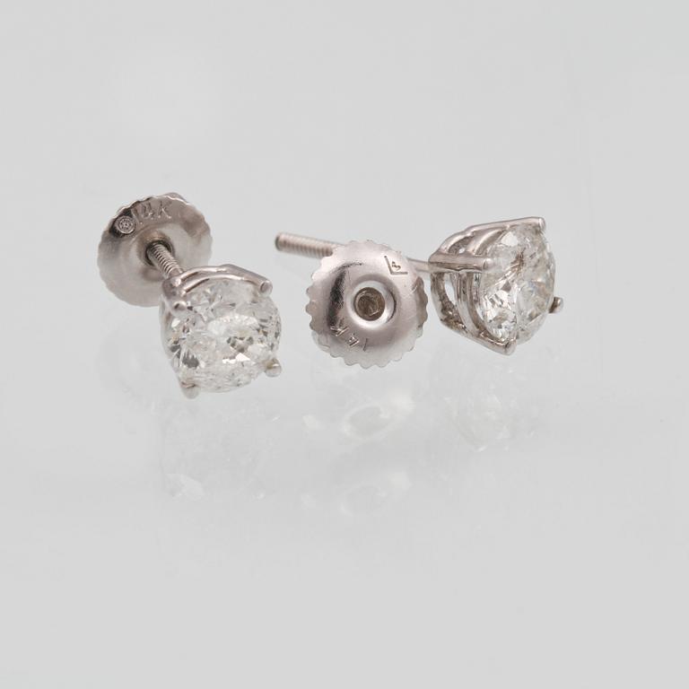 ÖRHÄNGEN, 14K vitguld med briljantslipade diamanter ca 1.50 ct. Vikt 1,3 gram.