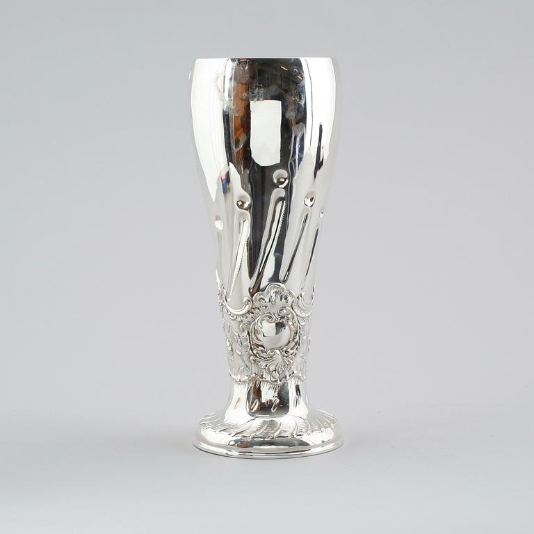 VAS, silver, C Frey & Söhne, Tyskland, 1900-talets första hälft. Vikt ca 449 gram.