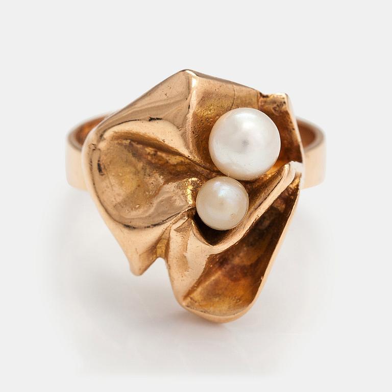 Björn Weckström, A 14K gold ring "Broken leaf" with culutred pearls. Lapponia 1970.