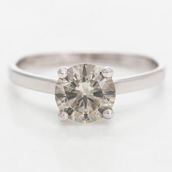 Ring, 14K vitguld med briljantslipad diamant ca 1.02 ct enligt intyg.