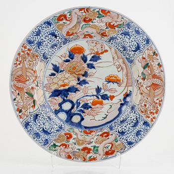 Two Japanese imari dishes, Meiji (1868-1912).