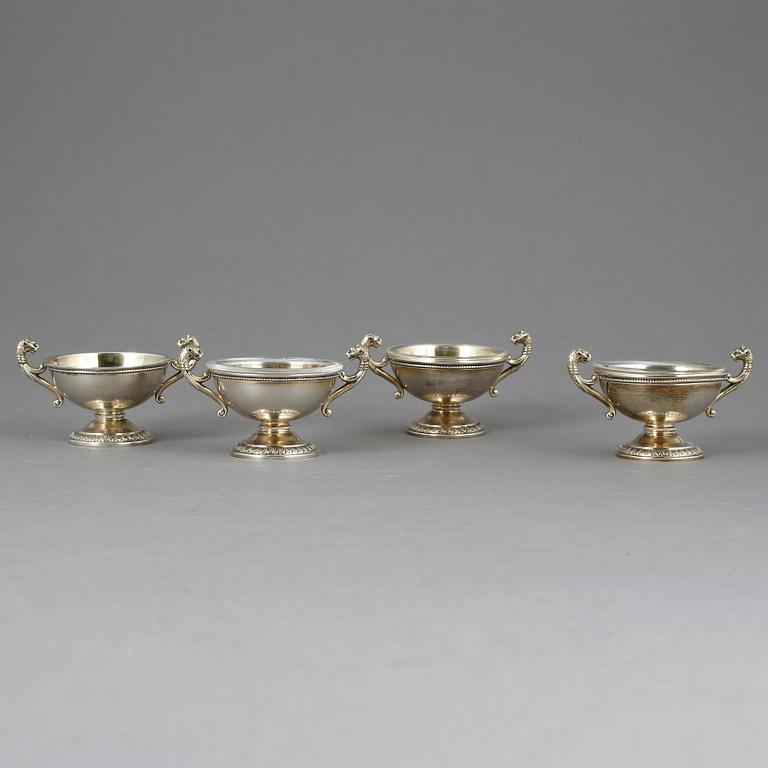 SALTKAR PÅ FOT, 4 st, silver, empirestil, CG Hallberg, Stockholm 1913. Tot ca 184 gram.