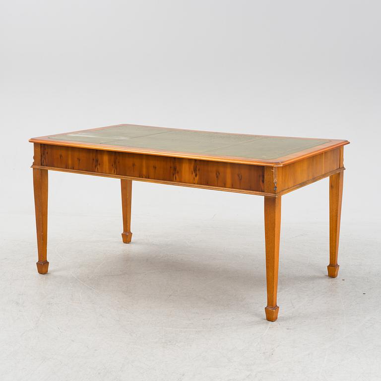 Skrivbord och karmstol, engelsk stil, 1900-talets andra hälft.