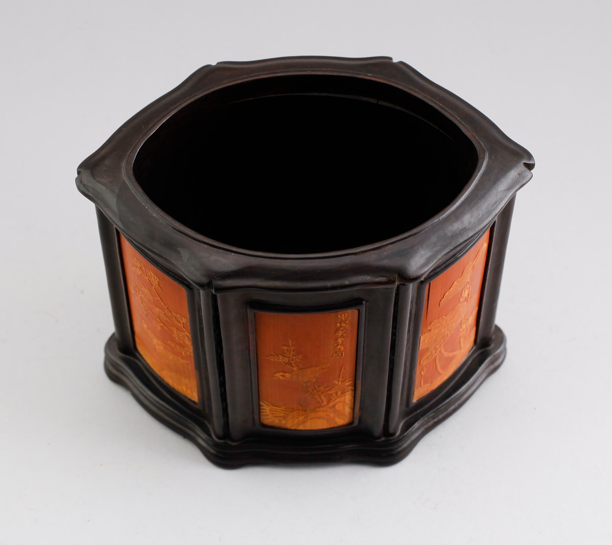 VAS, trä och bambu, Kina, 1900-/2000-tal.