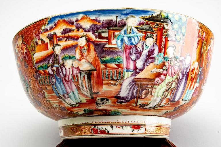 A famille rose punch bowl, Qing dynasty, Qianlong (1736-95).