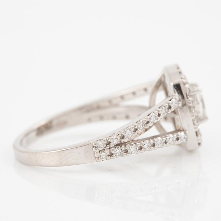 Ring, 18K white gold with a princess-cut diamond and brilliant-cut diamonds, accompanied by GIA dossier.