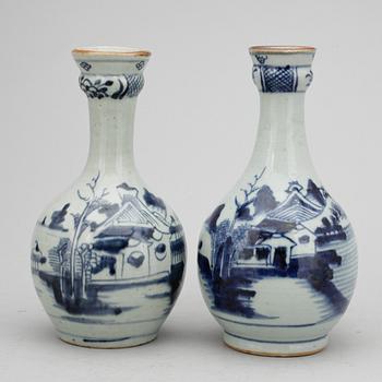 FLASKOR, 2 st, porslin, Kina, 1800-tal.