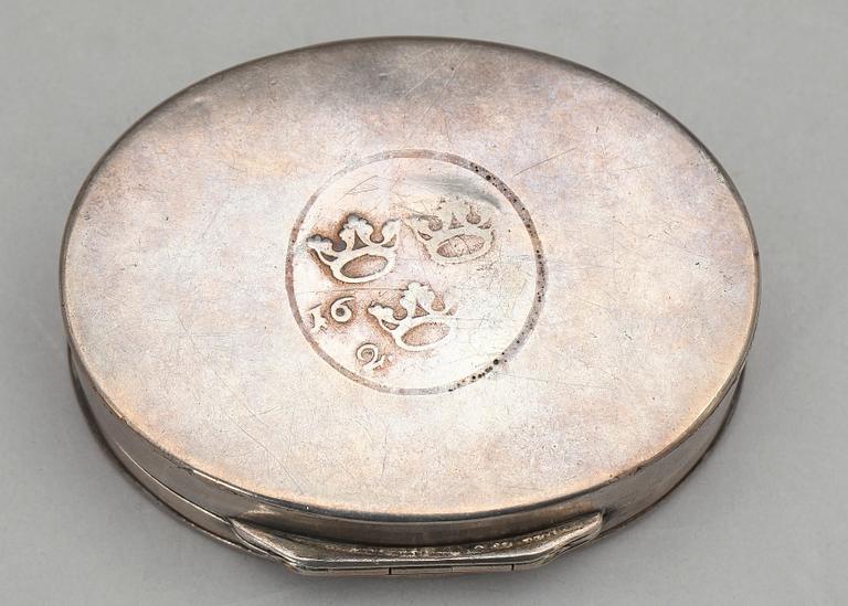 DOSA, silver, Sverige, ostämplad, graverad dat 1819. Vikt ca 135 gram.