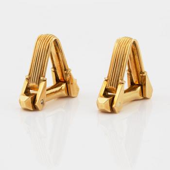 A pair of 18K gold cufflinks.