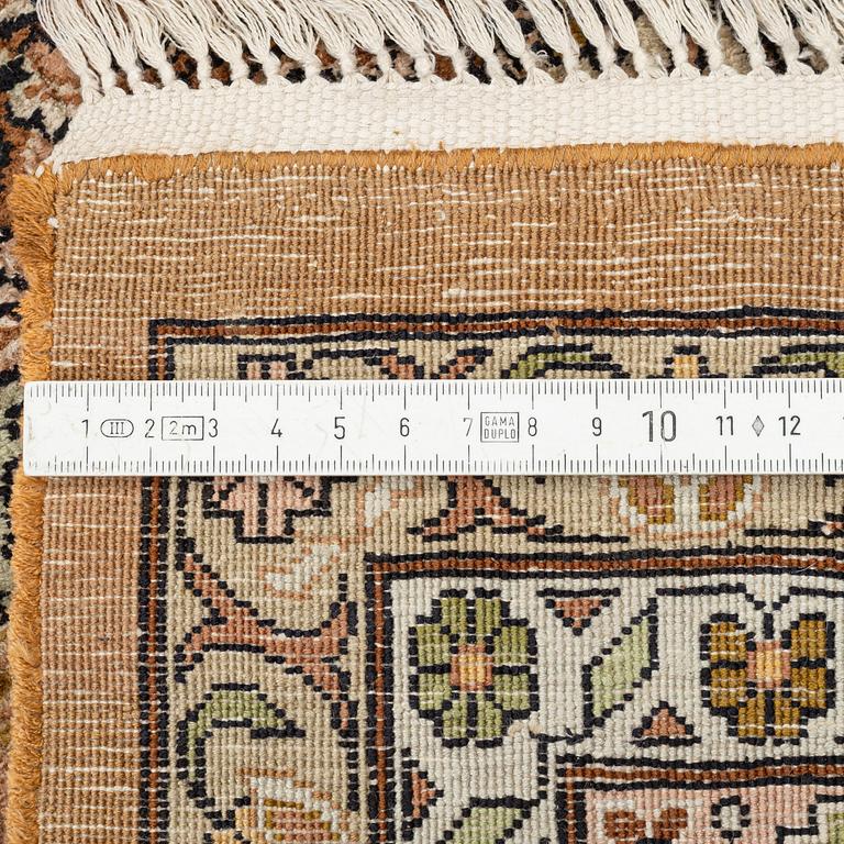 Matta, silke, ca 300 x 210 cm.