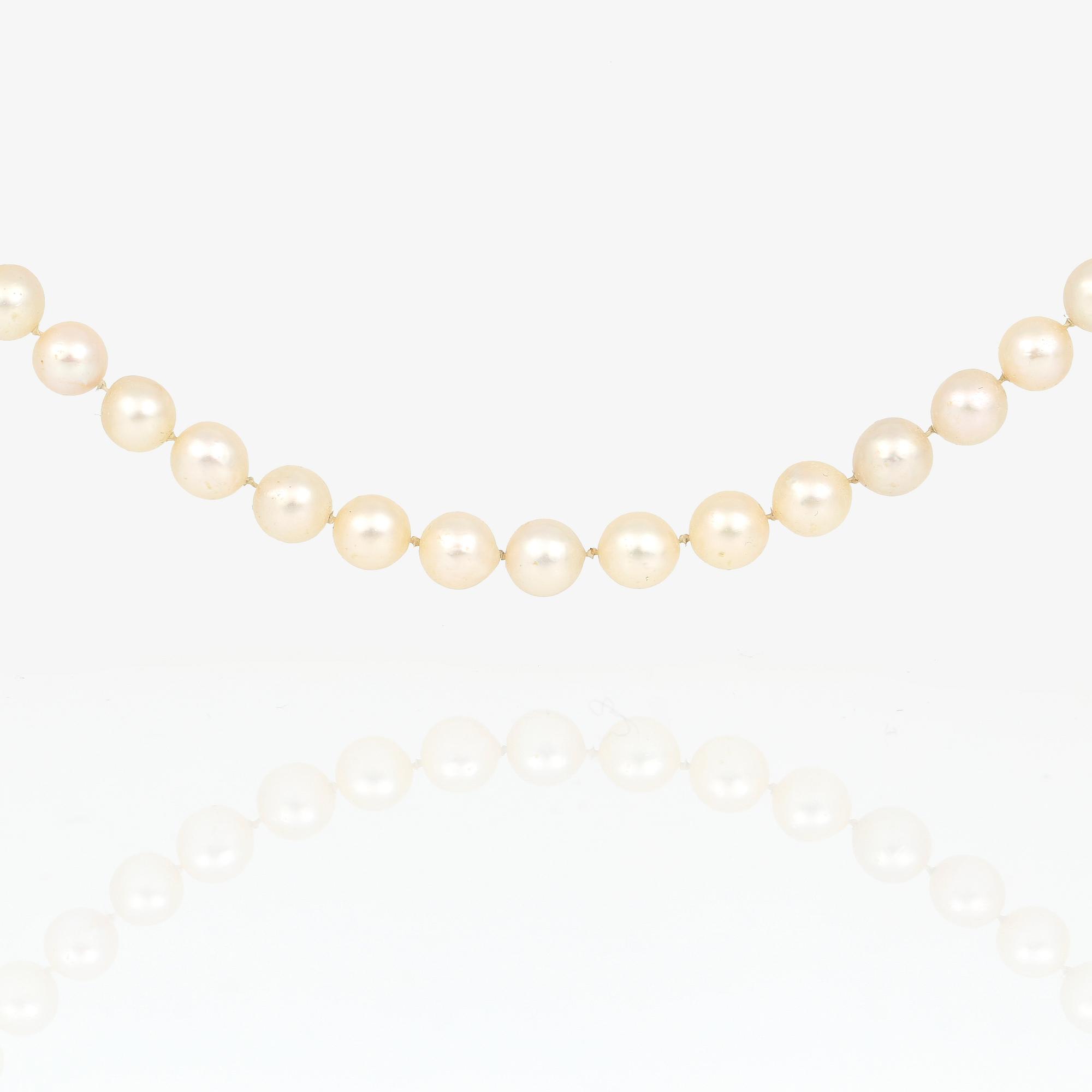 PÄRLCOLLIER, odlade sötvattenspärlor med 18K guld klotformad lås.