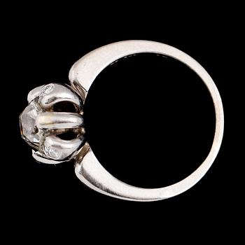 RING, platina, diamant ca 1.70 ct, 4 mindre briljanter.