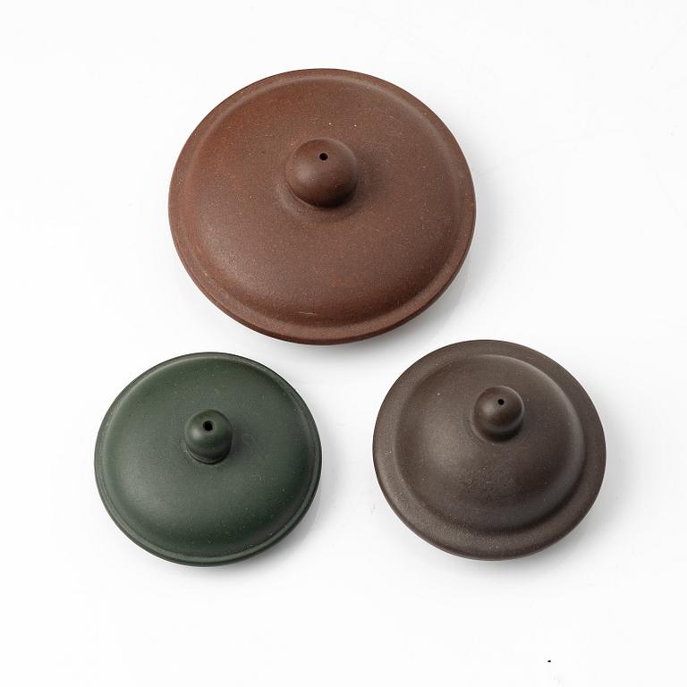 A group of three Chinese yixing teapots, 1970/80s.
