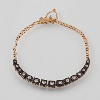 ARMBAND, 18K guld och silver med 15 gammalslipade diamanter, importstämplat. Vikt 7,2 gram.